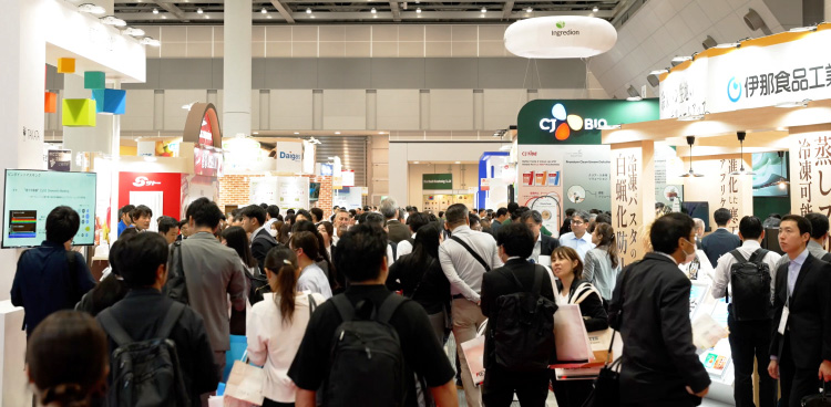 Food Development Exhibition 2025の会場フロアの様子。賑わう通路と出展ブースを示しています。