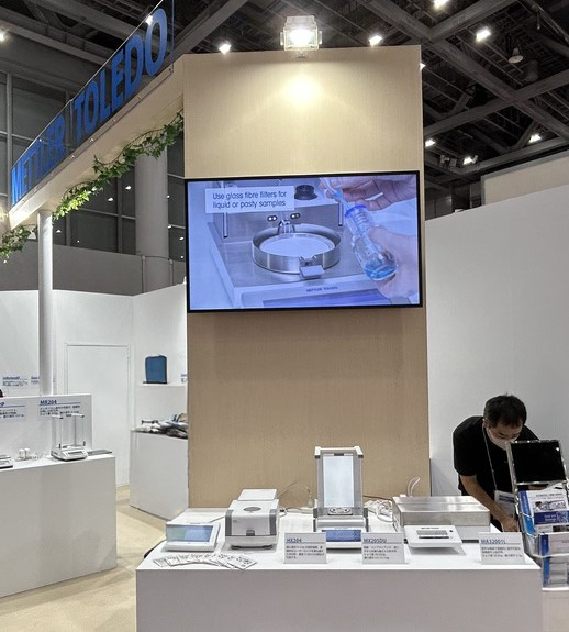 2025年の会期中のMETTLER TOLEDO出展ブース。分析および品質管理機器を展示しています。