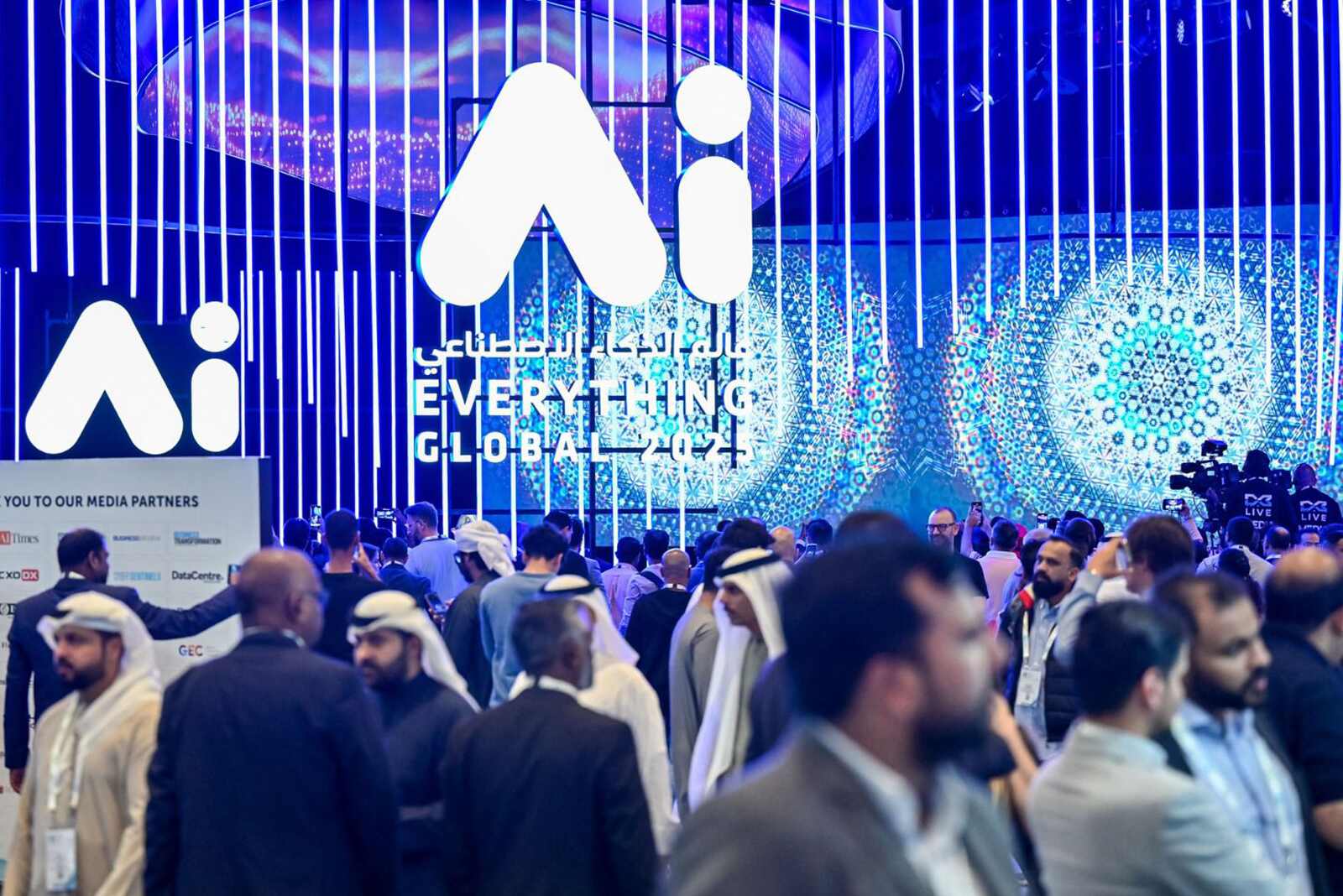 حشد معرض Ai Everything Global 2025 أثناء Dubai Exhibition Showcase.