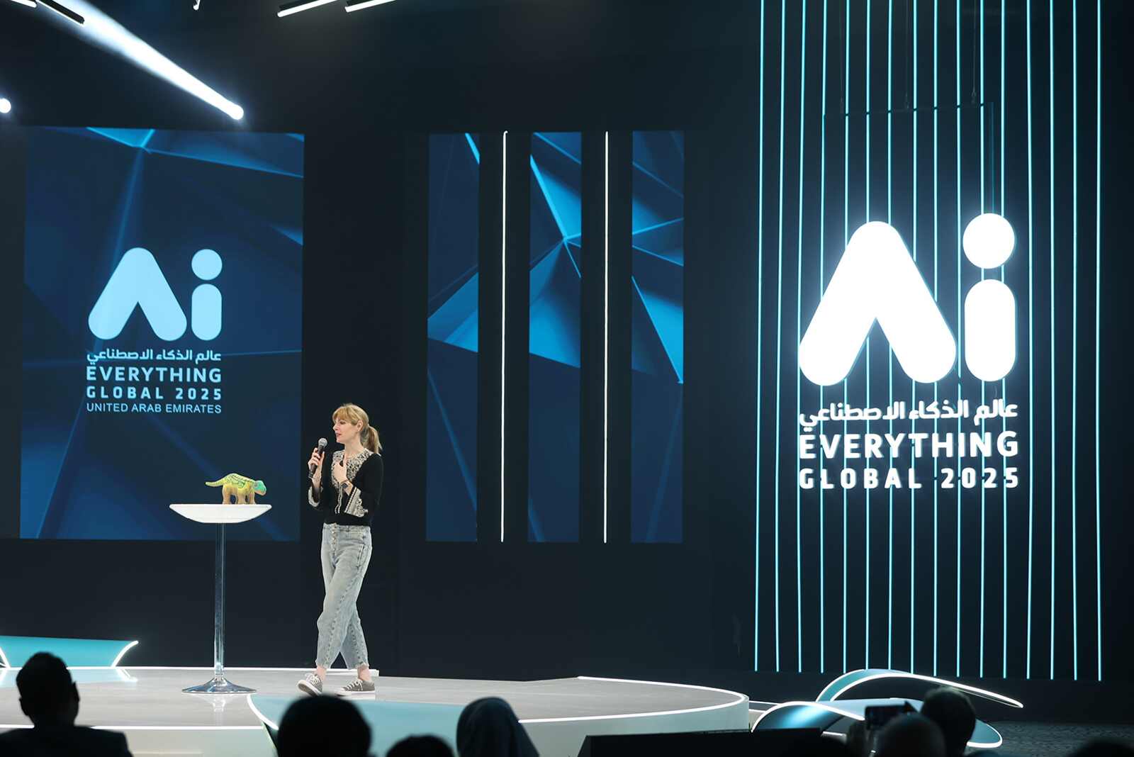 Kate Darling تقدم عرضًا خلال Ai Everything Global 2025 في Abu Dhabi.